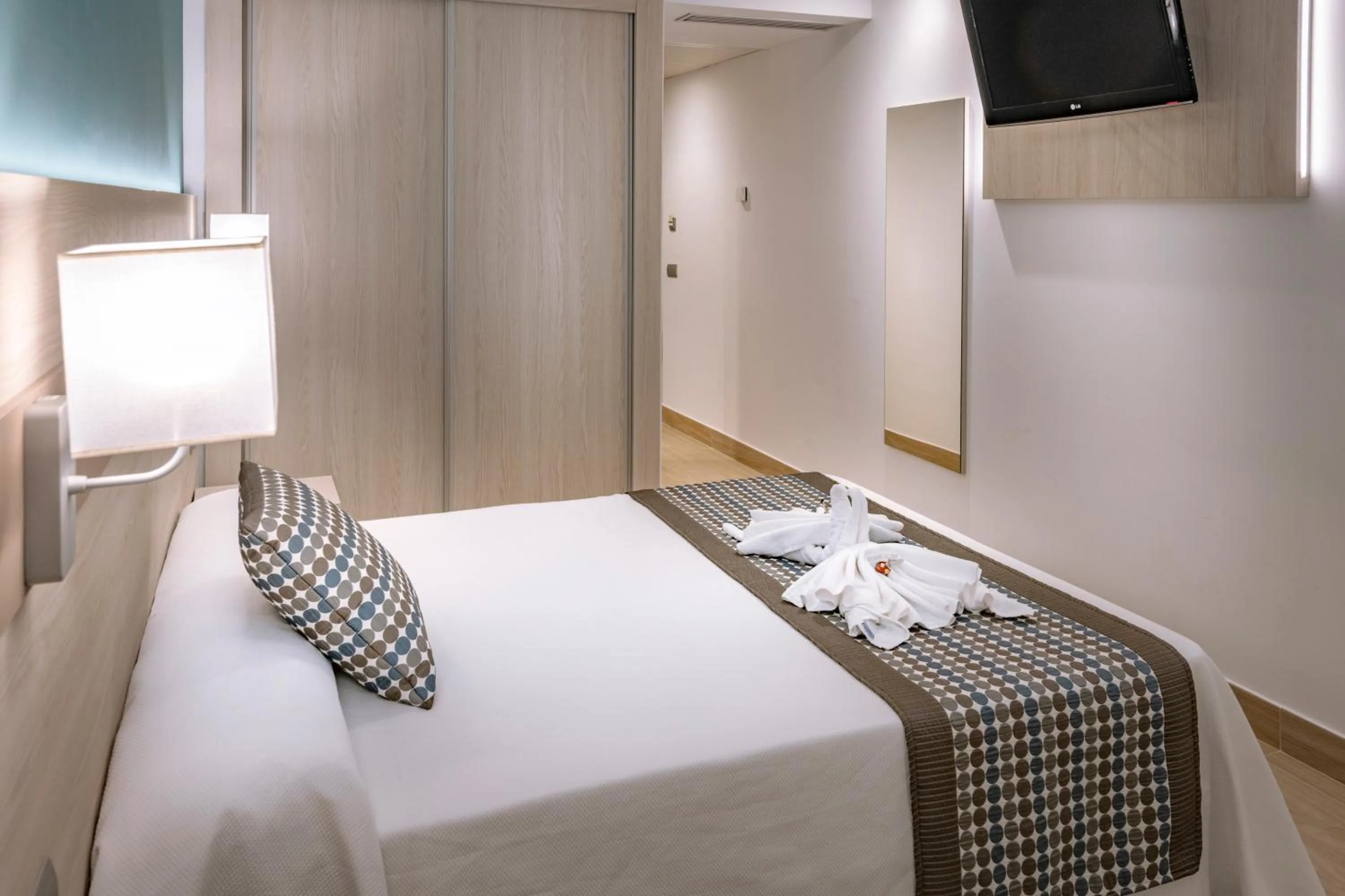 Photo of the whole room, Bed in 4R Miramar Calafell