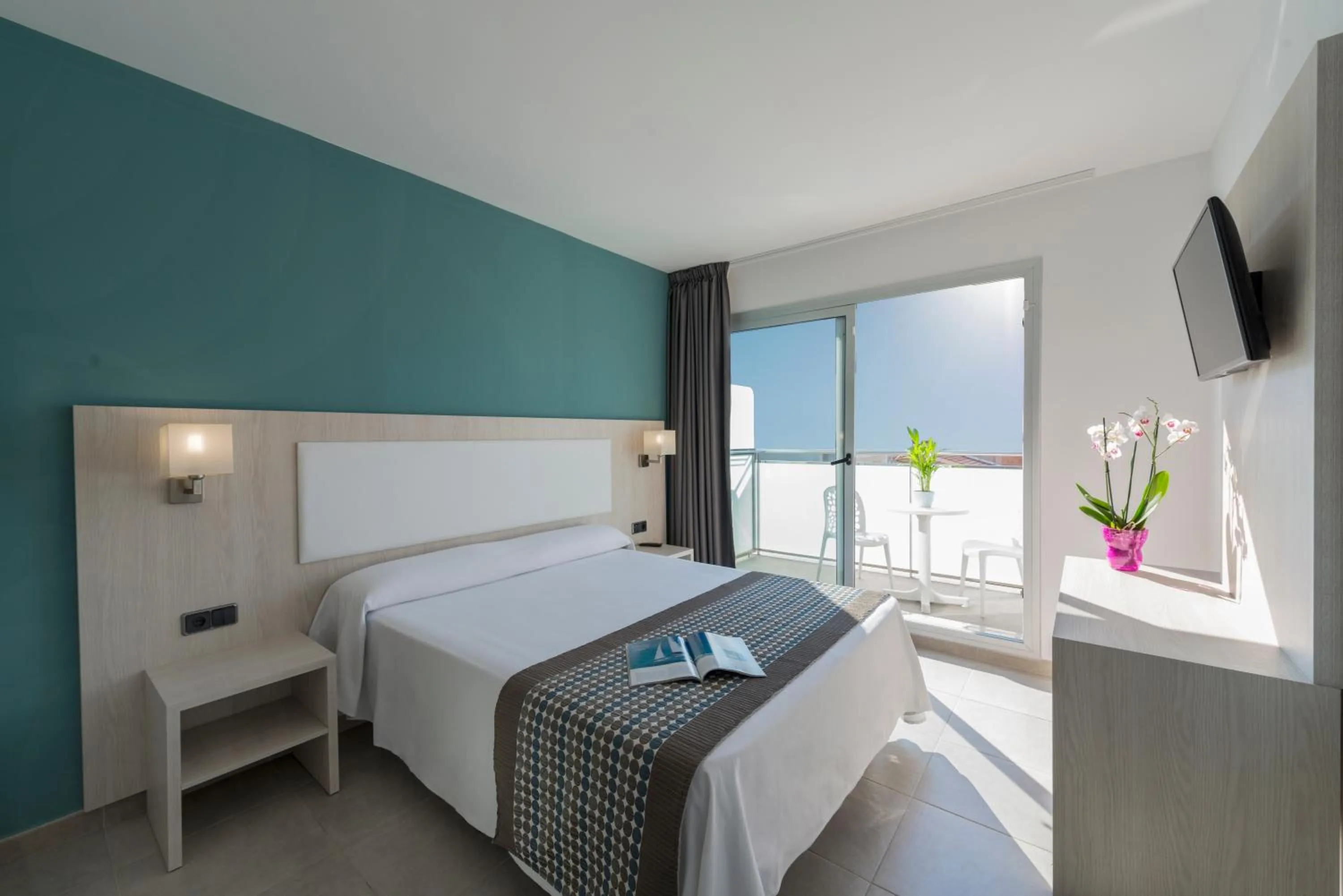 Photo of the whole room, Bed in 4R Miramar Calafell