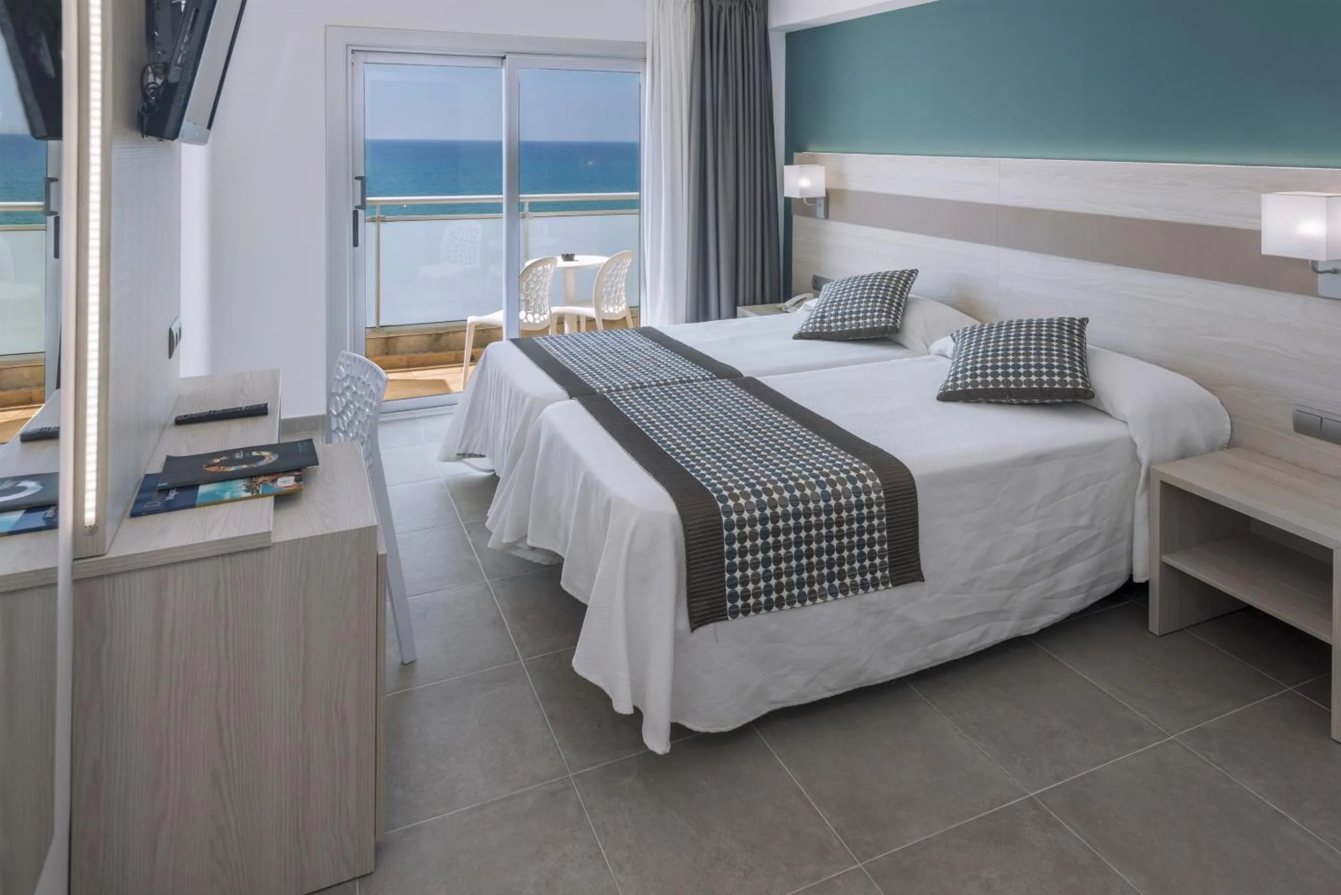 Photo of the whole room, Bed in 4R Miramar Calafell