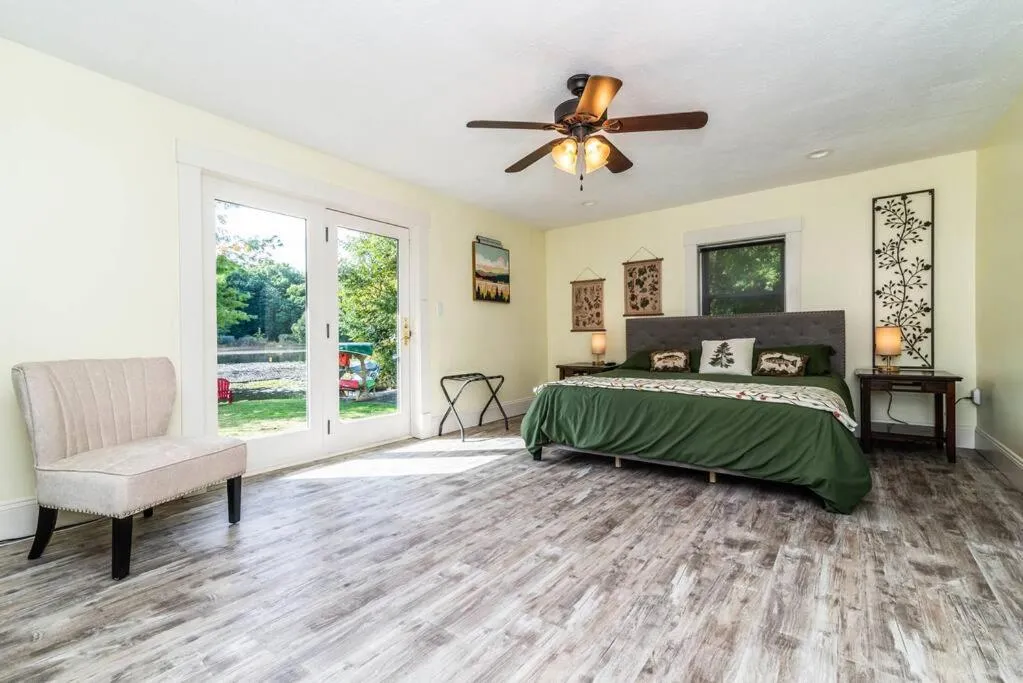 Bed in Chelsea Lake House, Game Room, & Pontoon-rental