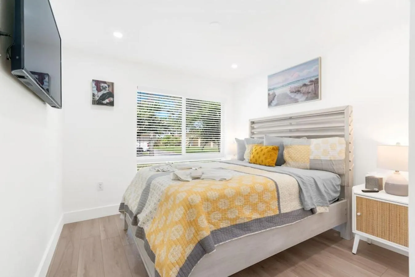 Bed in Delilas Chic 3 Bedroom 2 bath Abode with Heated Pool