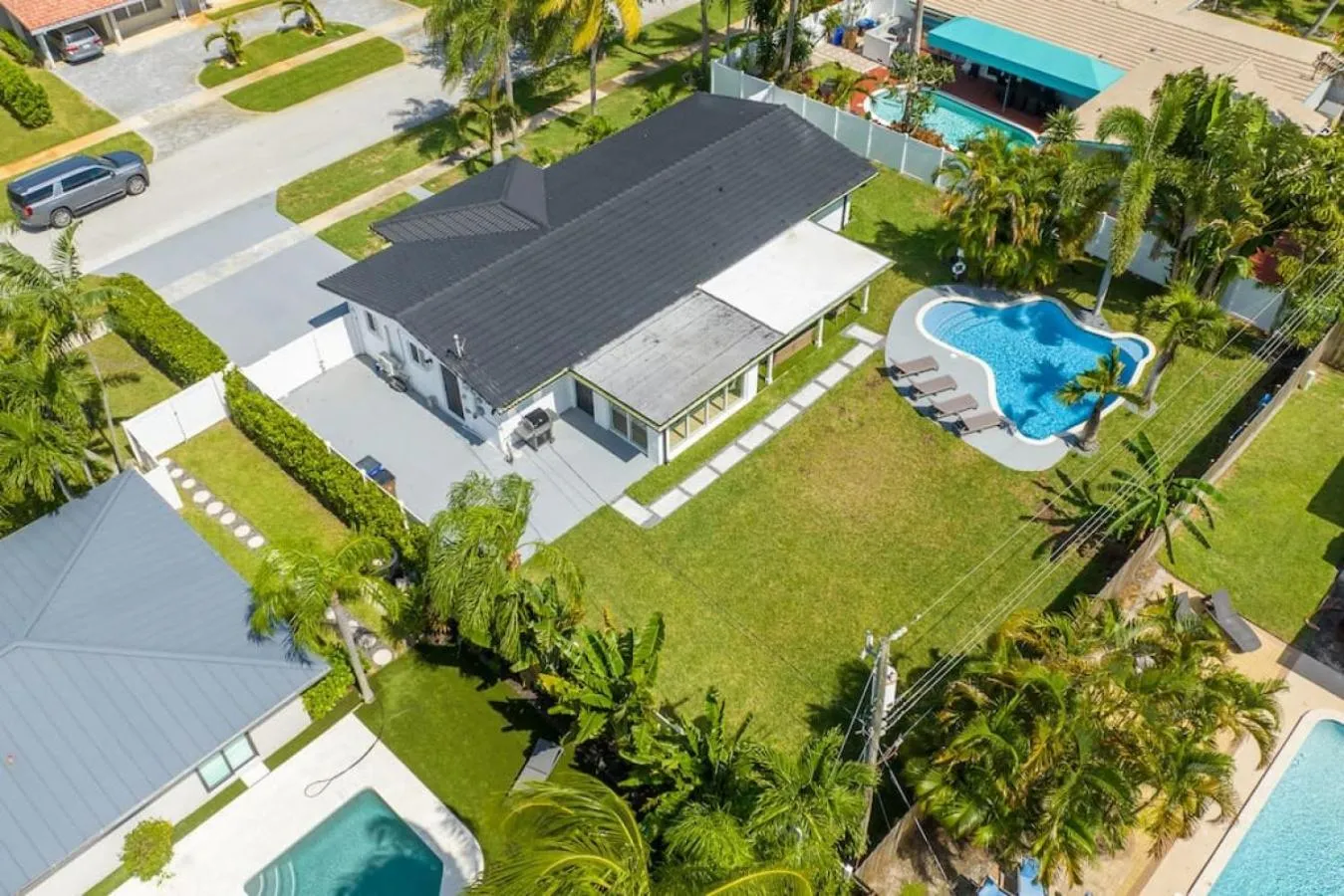 Property building in Delilas Chic 3 Bedroom 2 bath Abode with Heated Pool