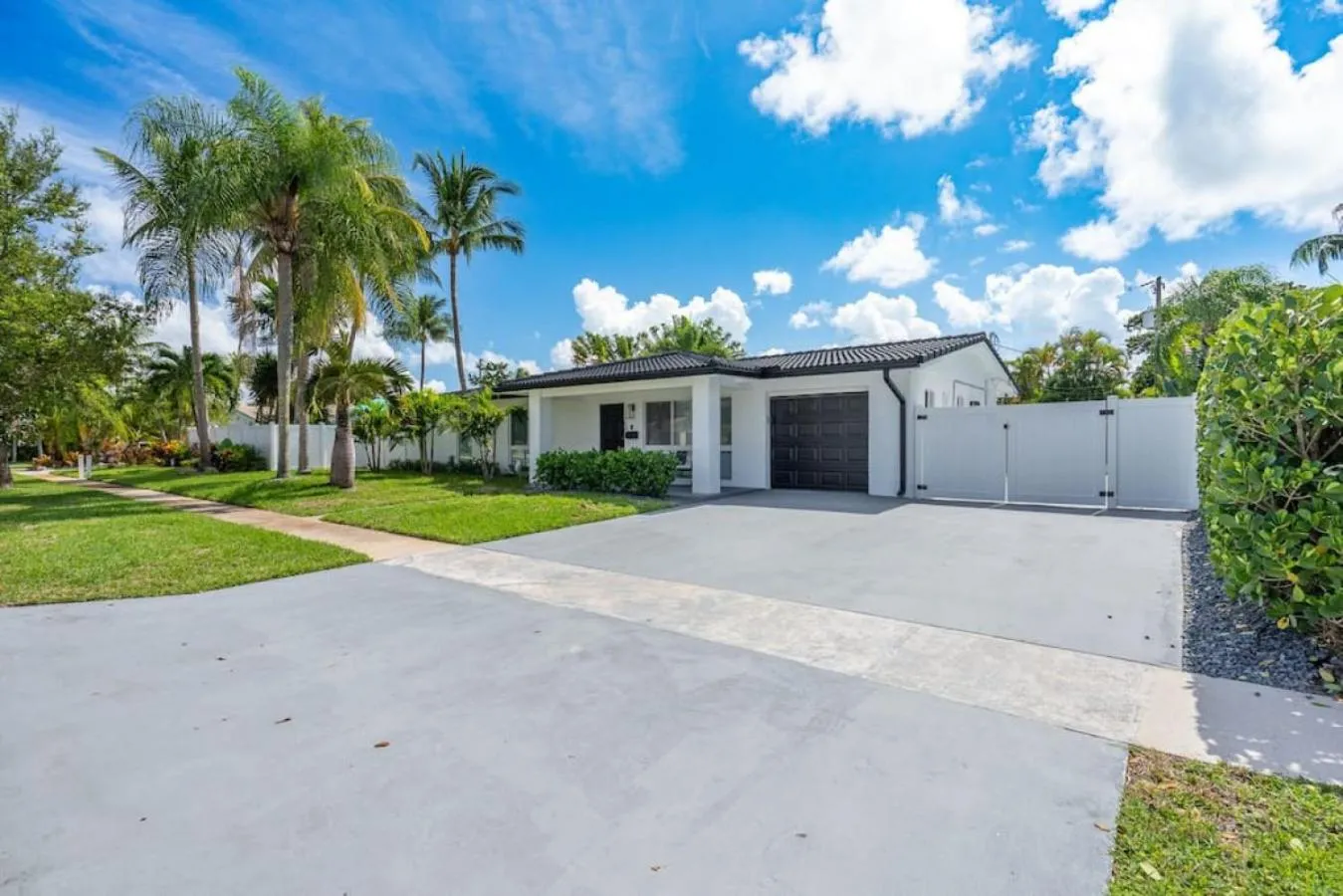 Delilas Chic 3 Bedroom 2 bath Abode with Heated Pool