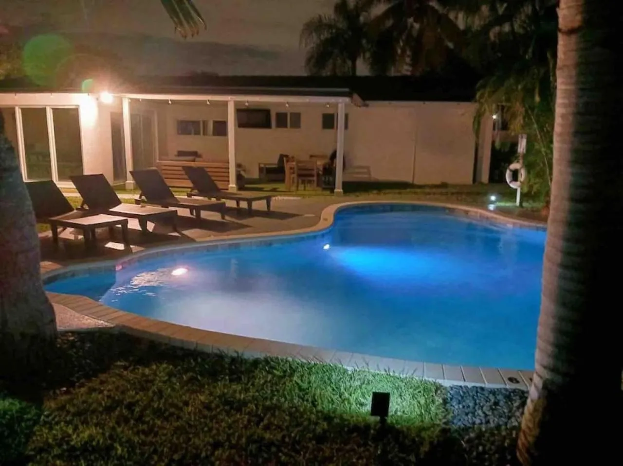 Delilas Chic 3 Bedroom 2 bath Abode with Heated Pool