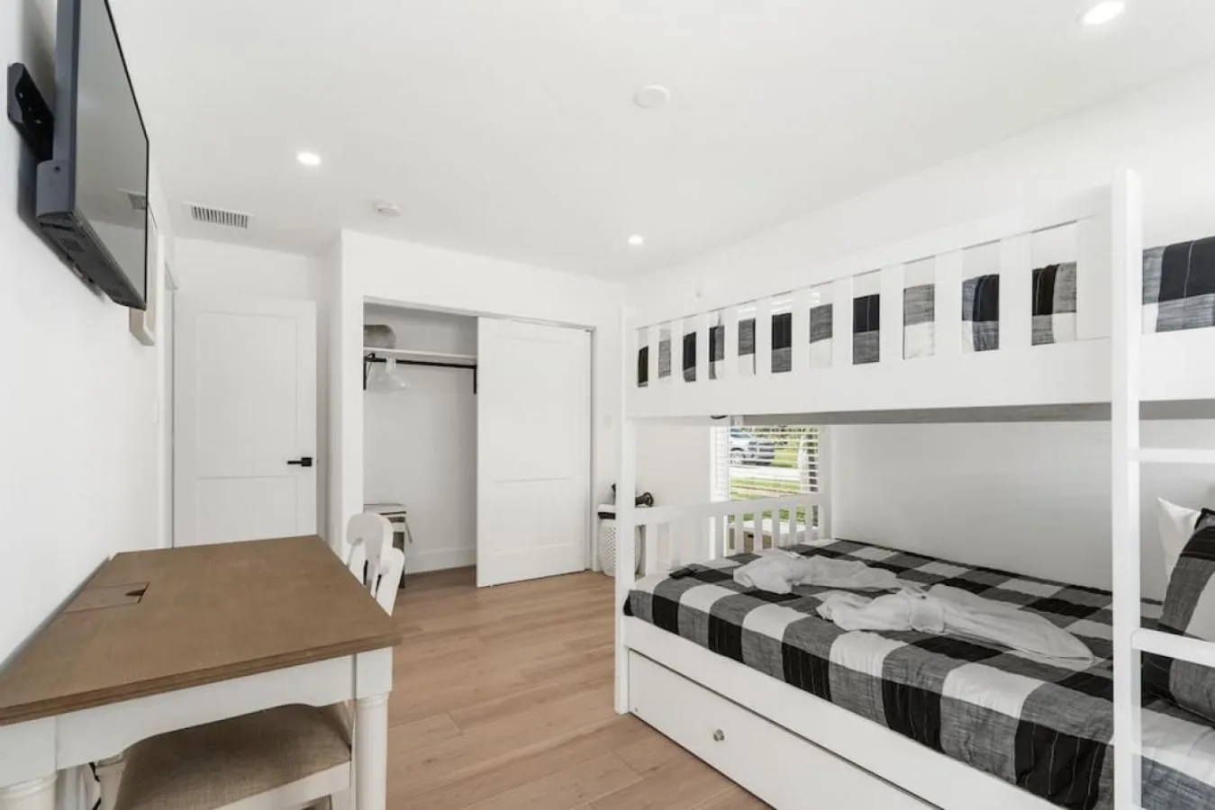 Bed in Delilas Chic 3 Bedroom 2 bath Abode with Heated Pool