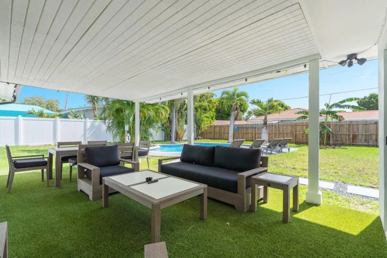 Delilas Chic 3 Bedroom 2 bath Abode with Heated Pool