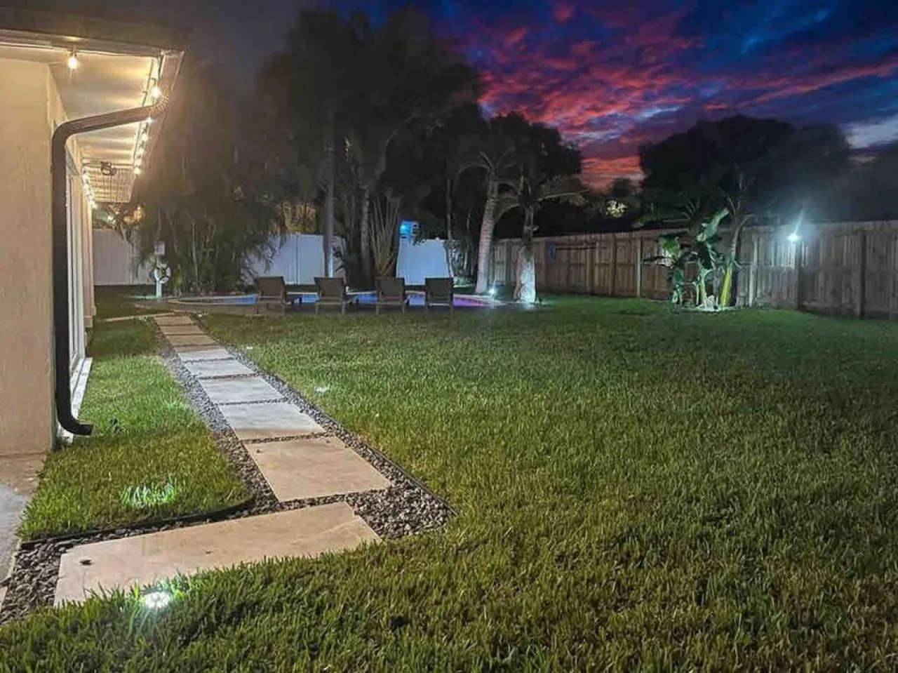 Delilas Chic 3 Bedroom 2 bath Abode with Heated Pool