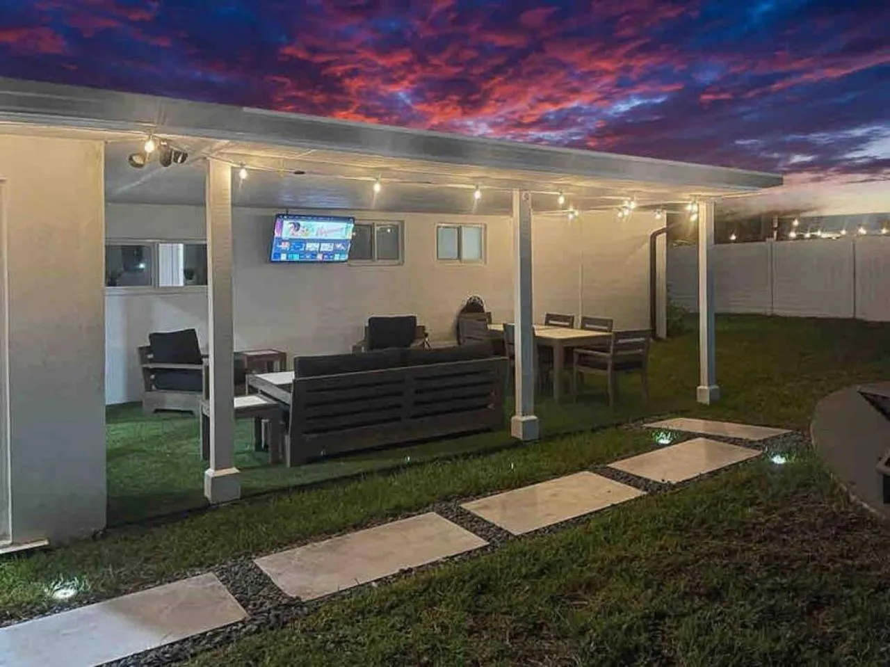 Delilas Chic 3 Bedroom 2 bath Abode with Heated Pool