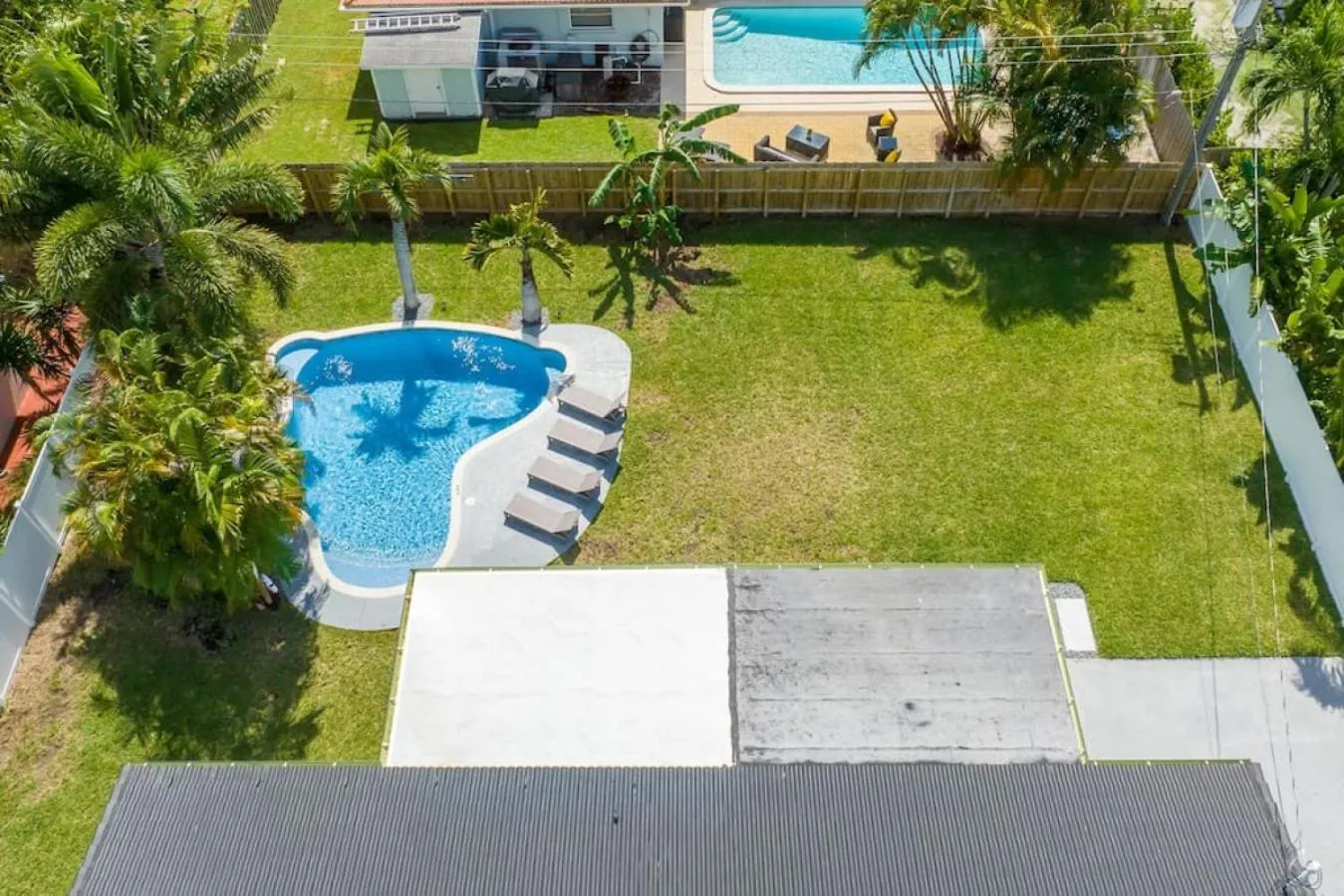 Delilas Chic 3 Bedroom 2 bath Abode with Heated Pool