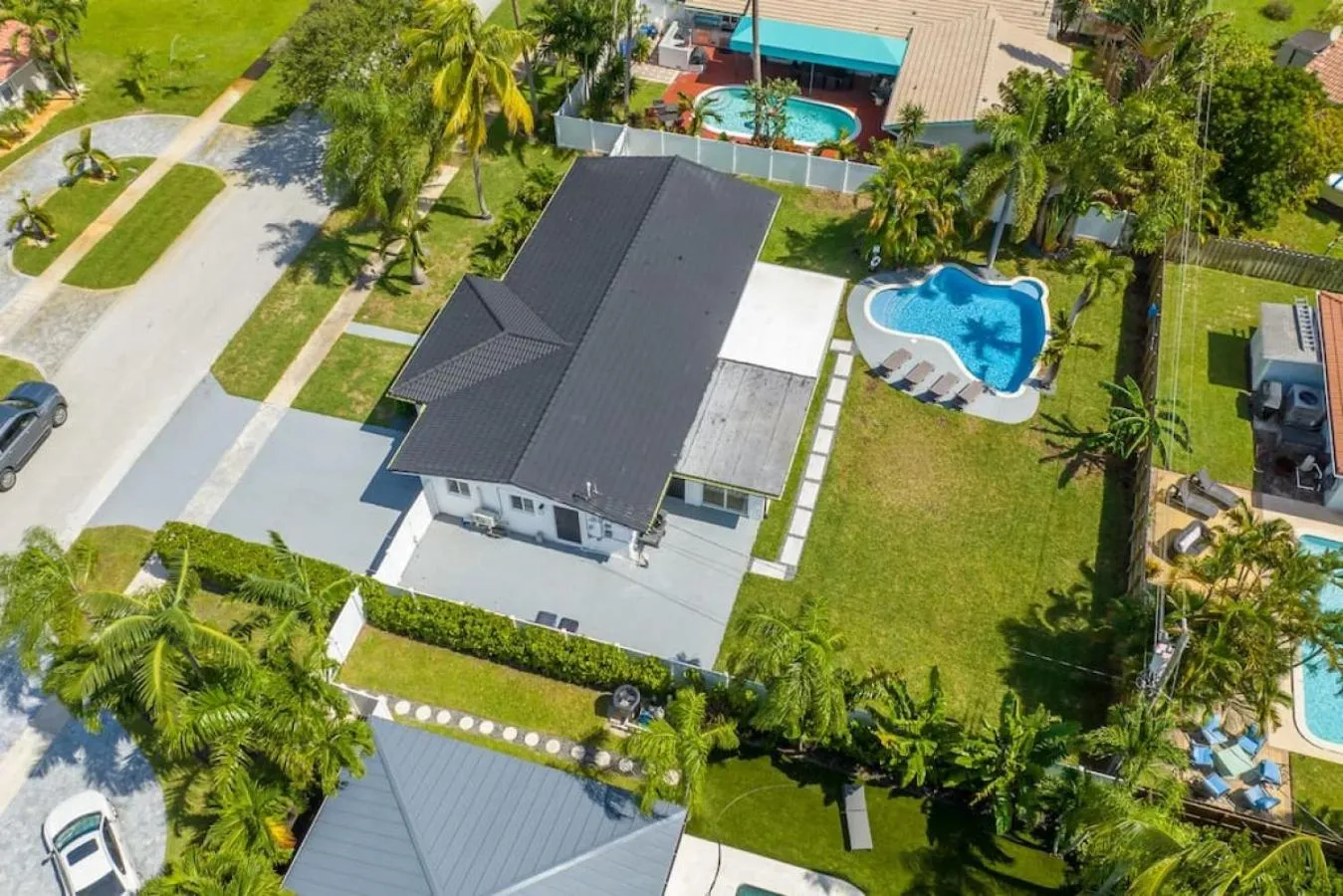 Delilas Chic 3 Bedroom 2 bath Abode with Heated Pool