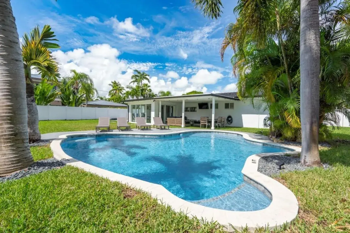 Delilas Chic 3 Bedroom 2 bath Abode with Heated Pool Delilas Chic 3 Bedroom 2 bath Abode with Heated Pool