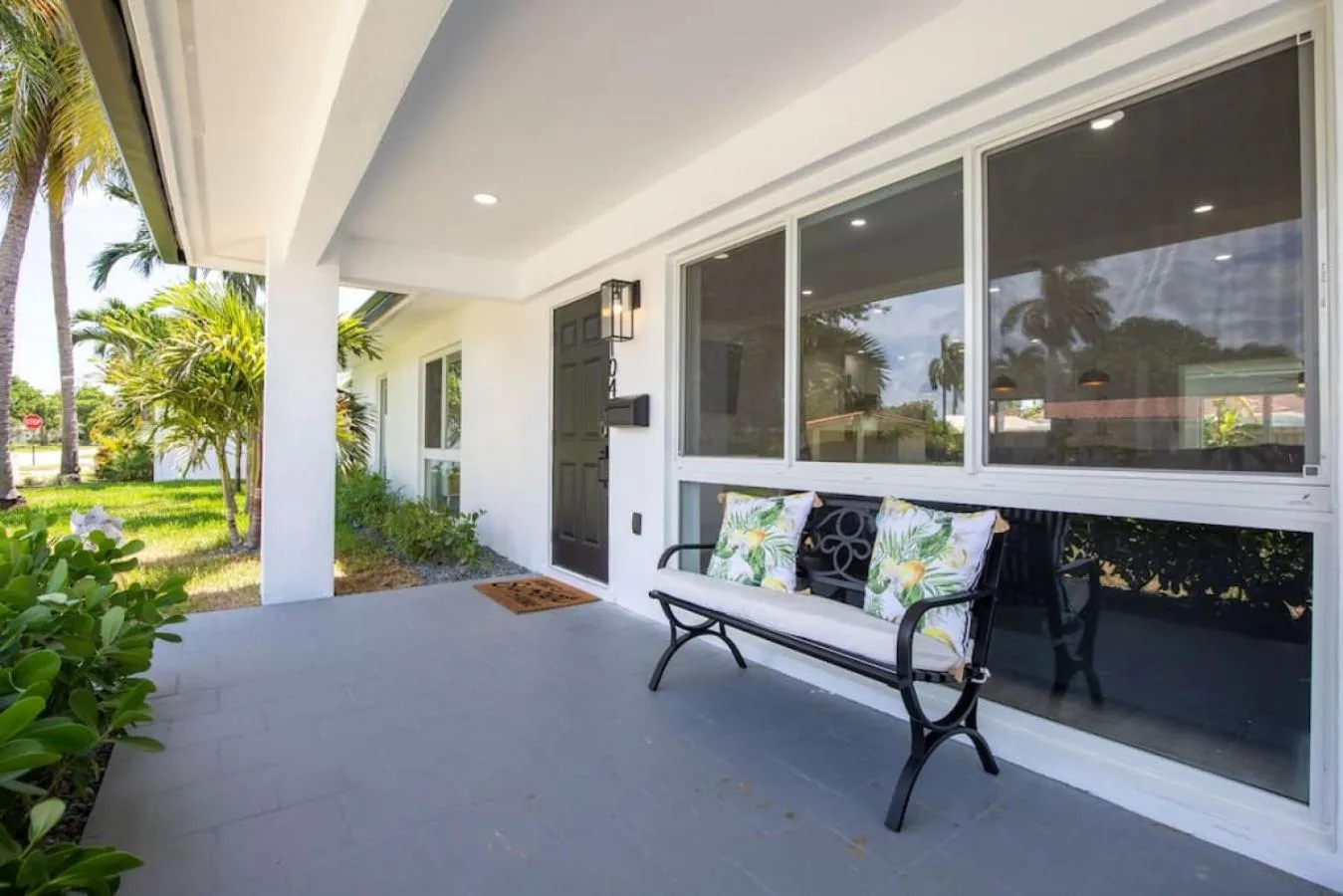 Delilas Chic 3 Bedroom 2 bath Abode with Heated Pool