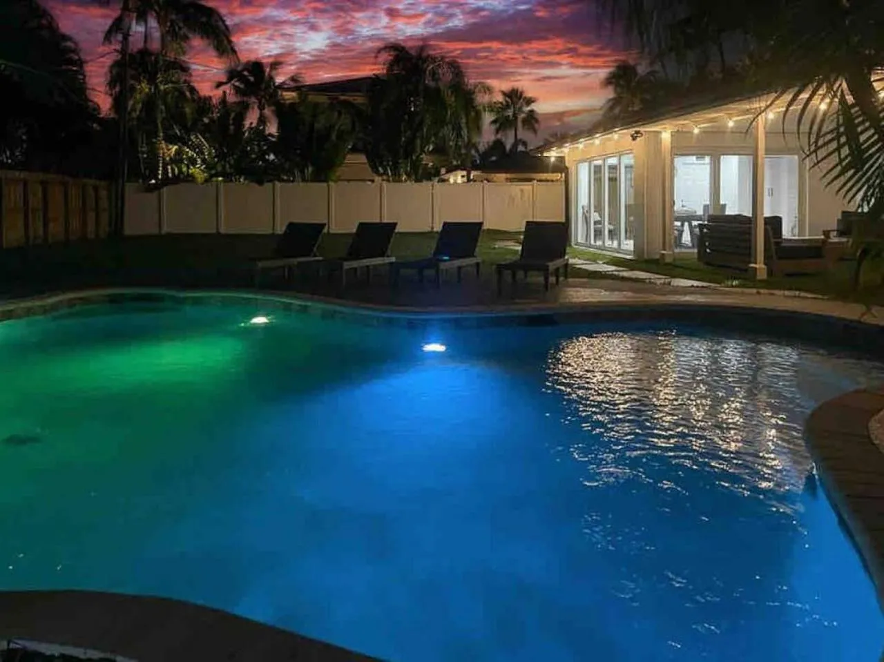 Delilas Chic 3 Bedroom 2 bath Abode with Heated Pool
