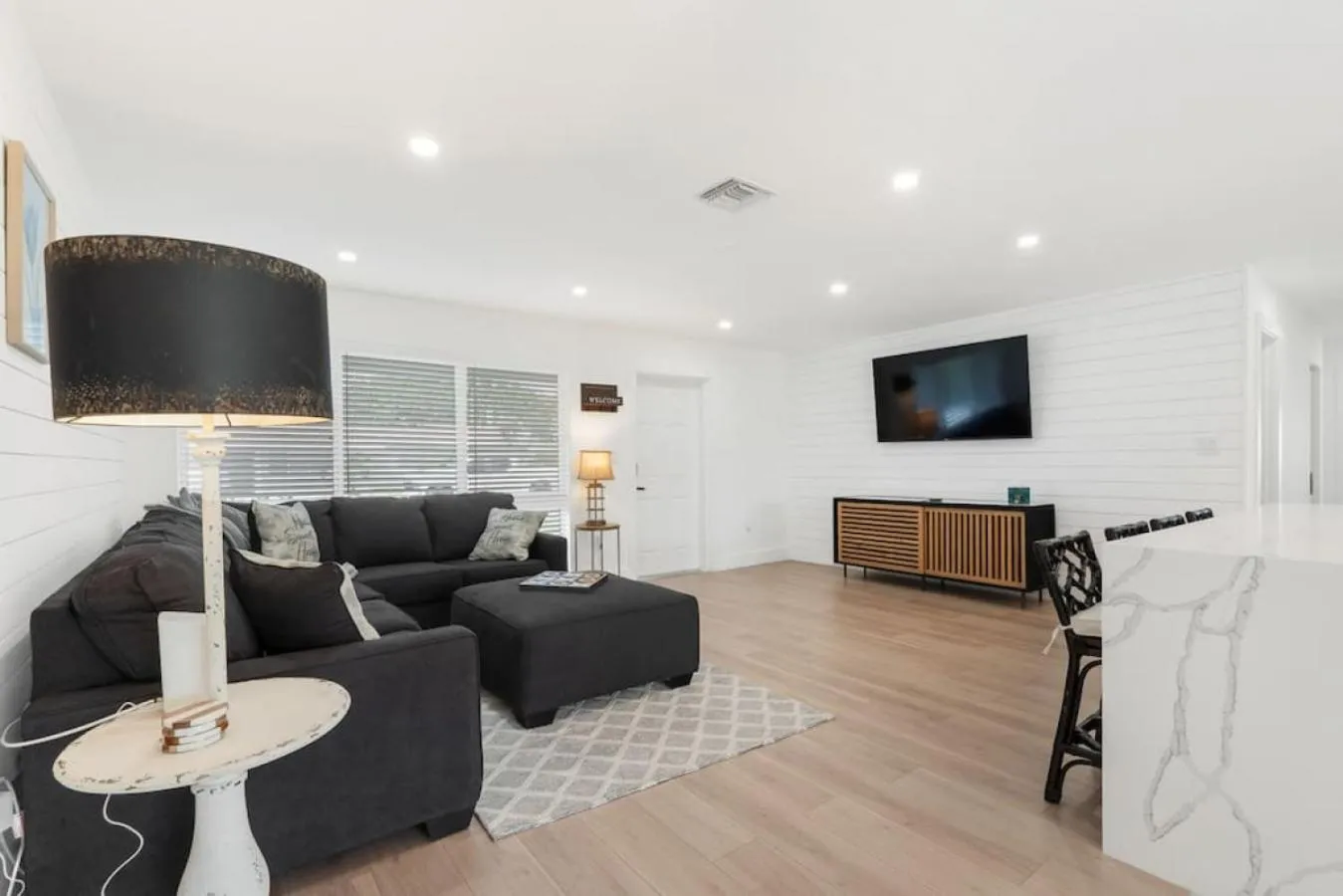 Delilas Chic 3 Bedroom 2 bath Abode with Heated Pool