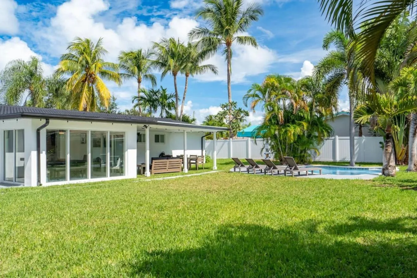 Delilas Chic 3 Bedroom 2 bath Abode with Heated Pool