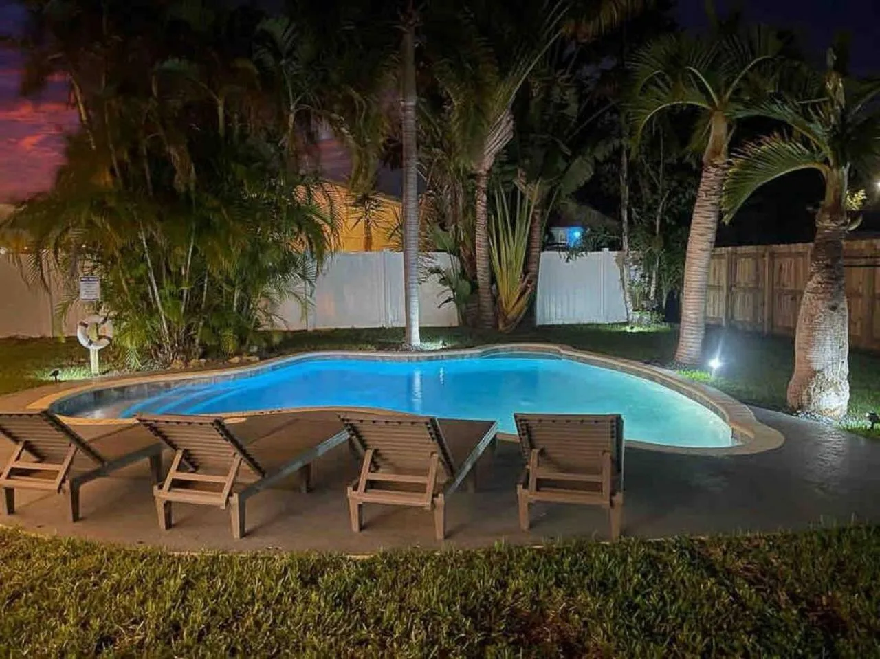 Delilas Chic 3 Bedroom 2 bath Abode with Heated Pool