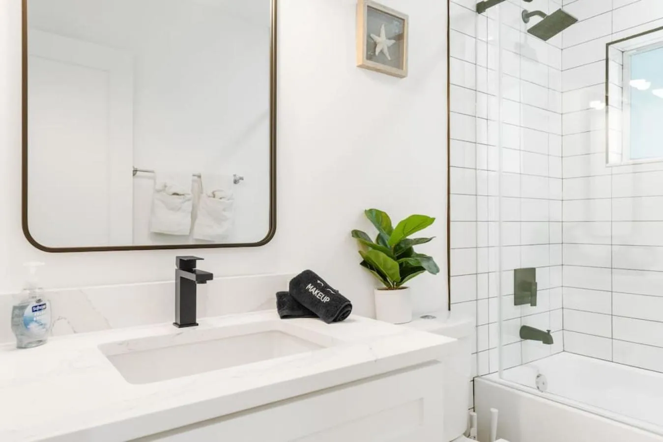 Delilas Chic 3 Bedroom 2 bath Abode with Heated Pool