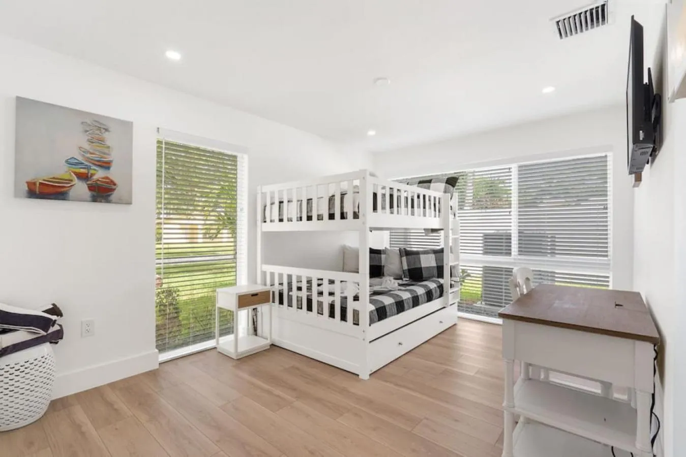 Bed in Delilas Chic 3 Bedroom 2 bath Abode with Heated Pool