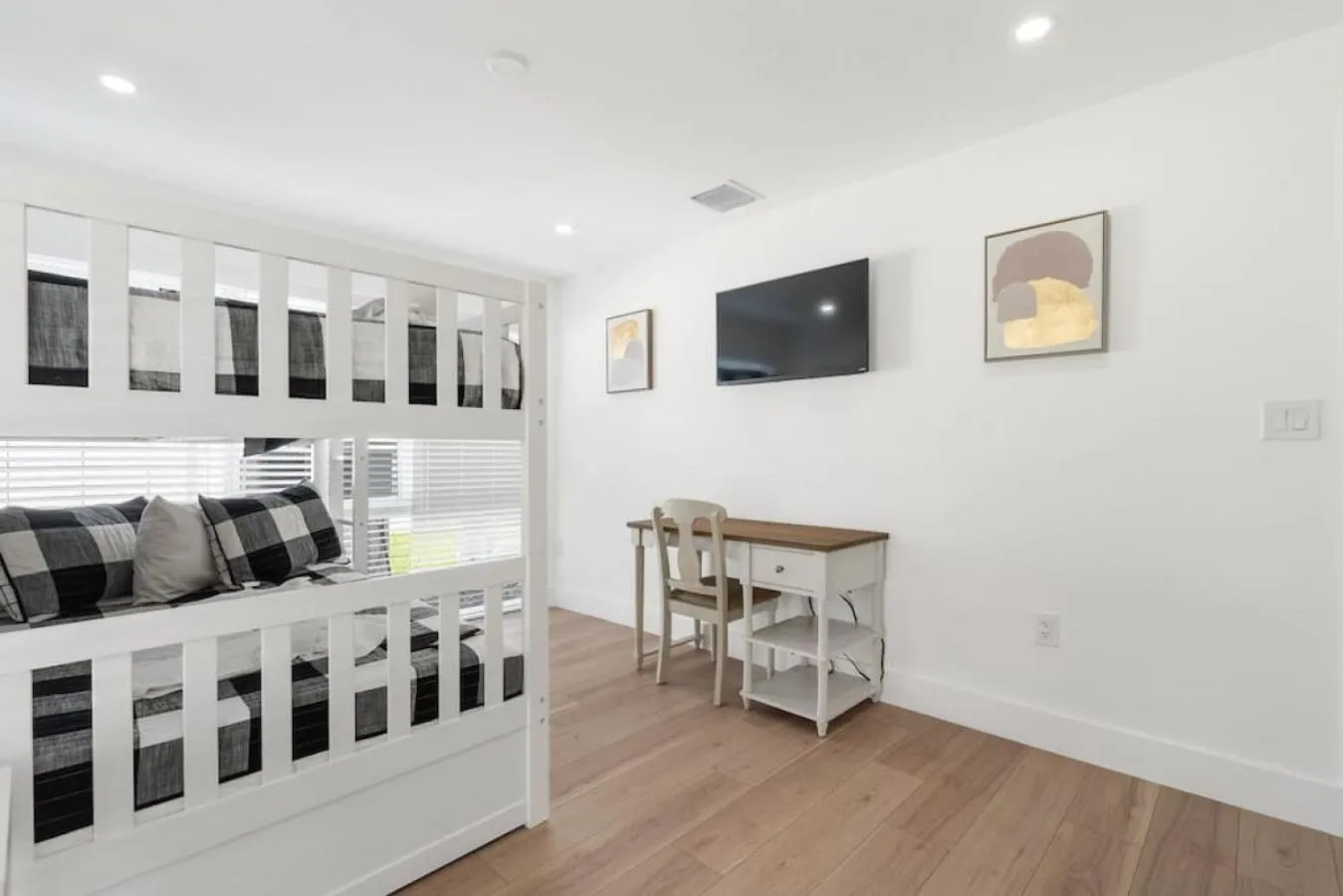 Bed in Delilas Chic 3 Bedroom 2 bath Abode with Heated Pool