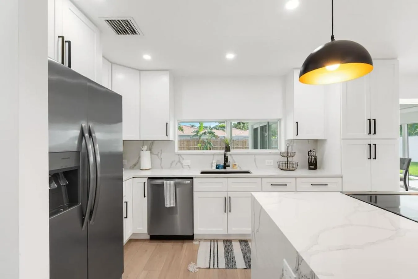 Delilas Chic 3 Bedroom 2 bath Abode with Heated Pool