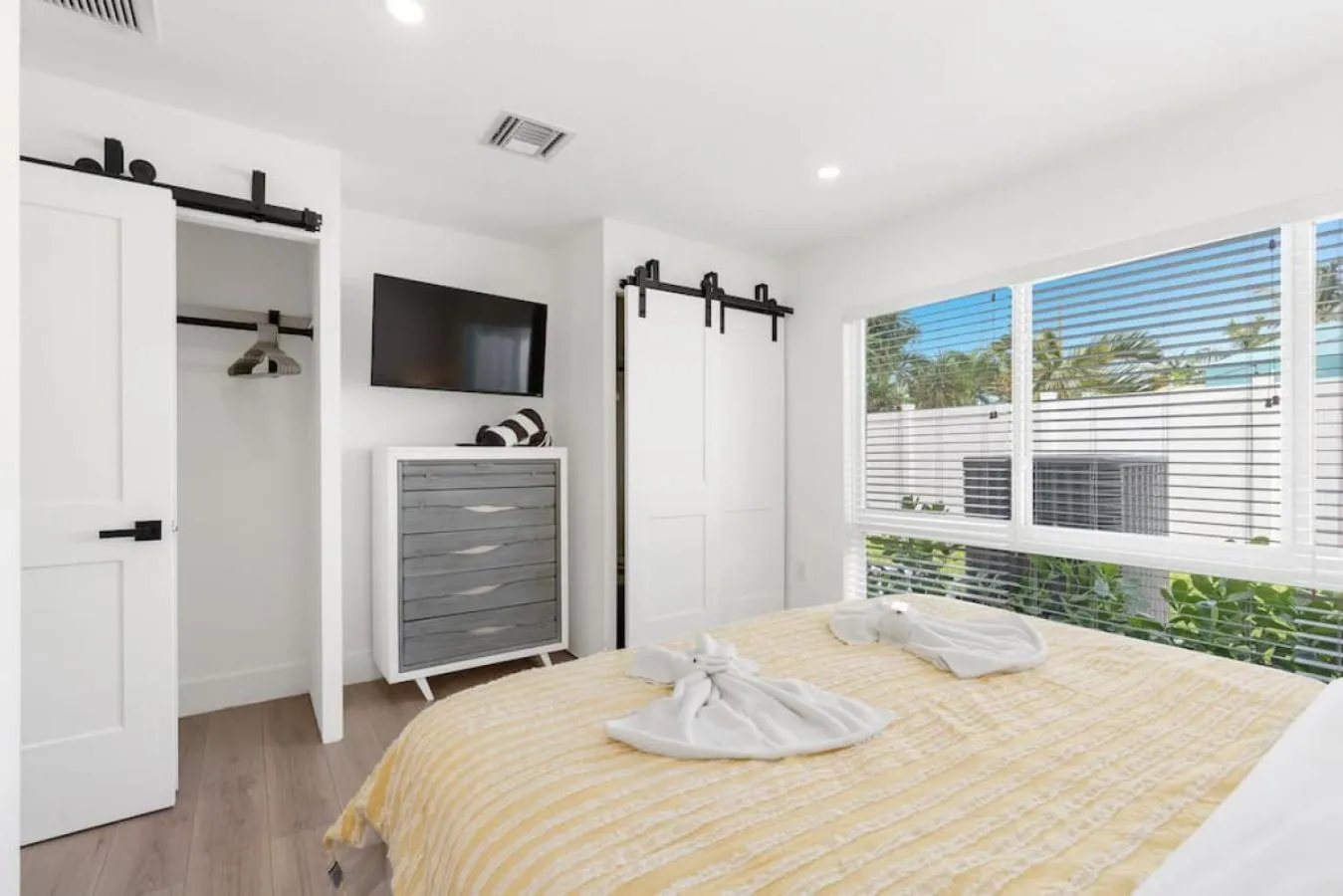 Bed in Delilas Chic 3 Bedroom 2 bath Abode with Heated Pool