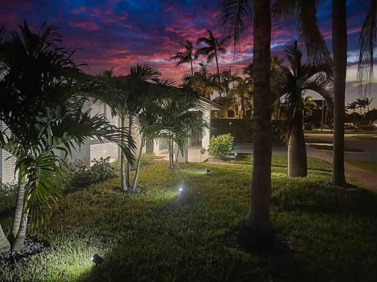 Delilas Chic 3 Bedroom 2 bath Abode with Heated Pool