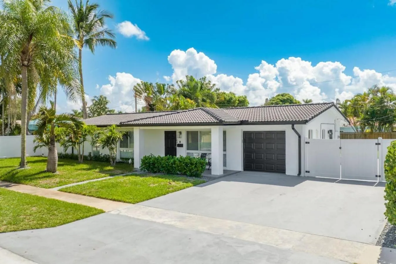 Delilas Chic 3 Bedroom 2 bath Abode with Heated Pool