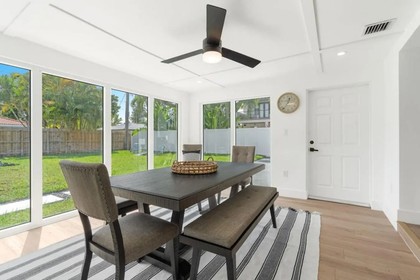Delilas Chic 3 Bedroom 2 bath Abode with Heated Pool