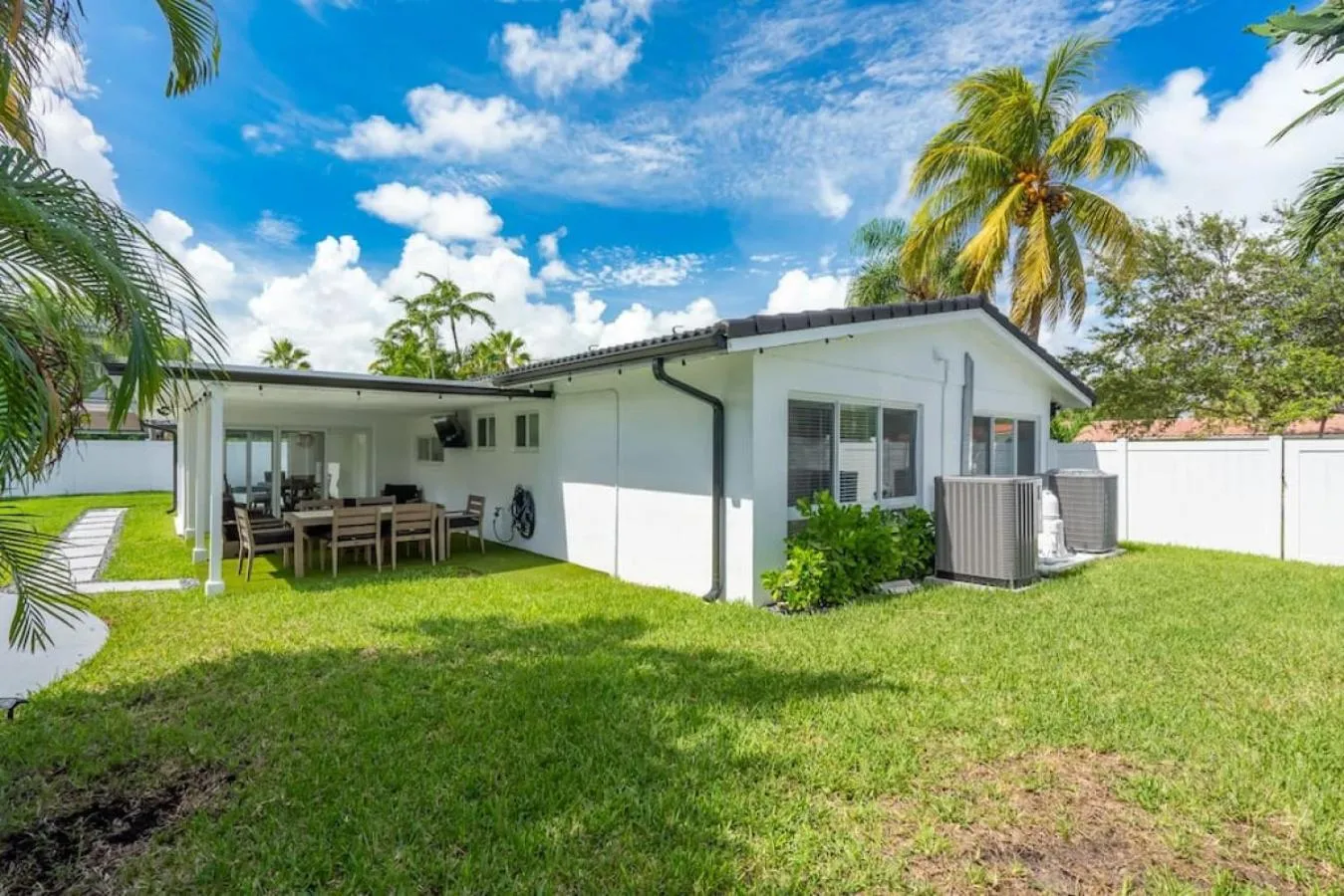 Delilas Chic 3 Bedroom 2 bath Abode with Heated Pool
