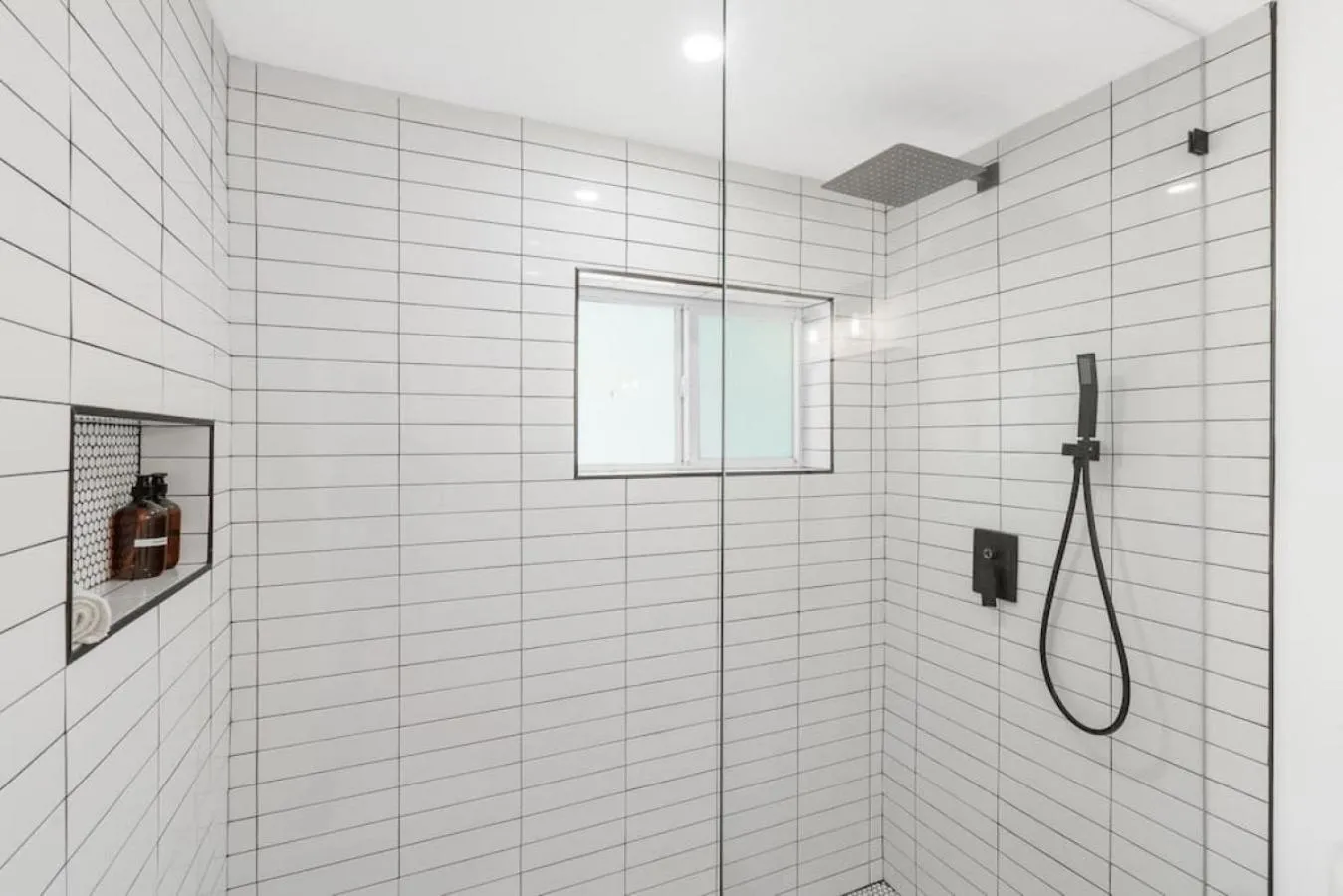 Delilas Chic 3 Bedroom 2 bath Abode with Heated Pool