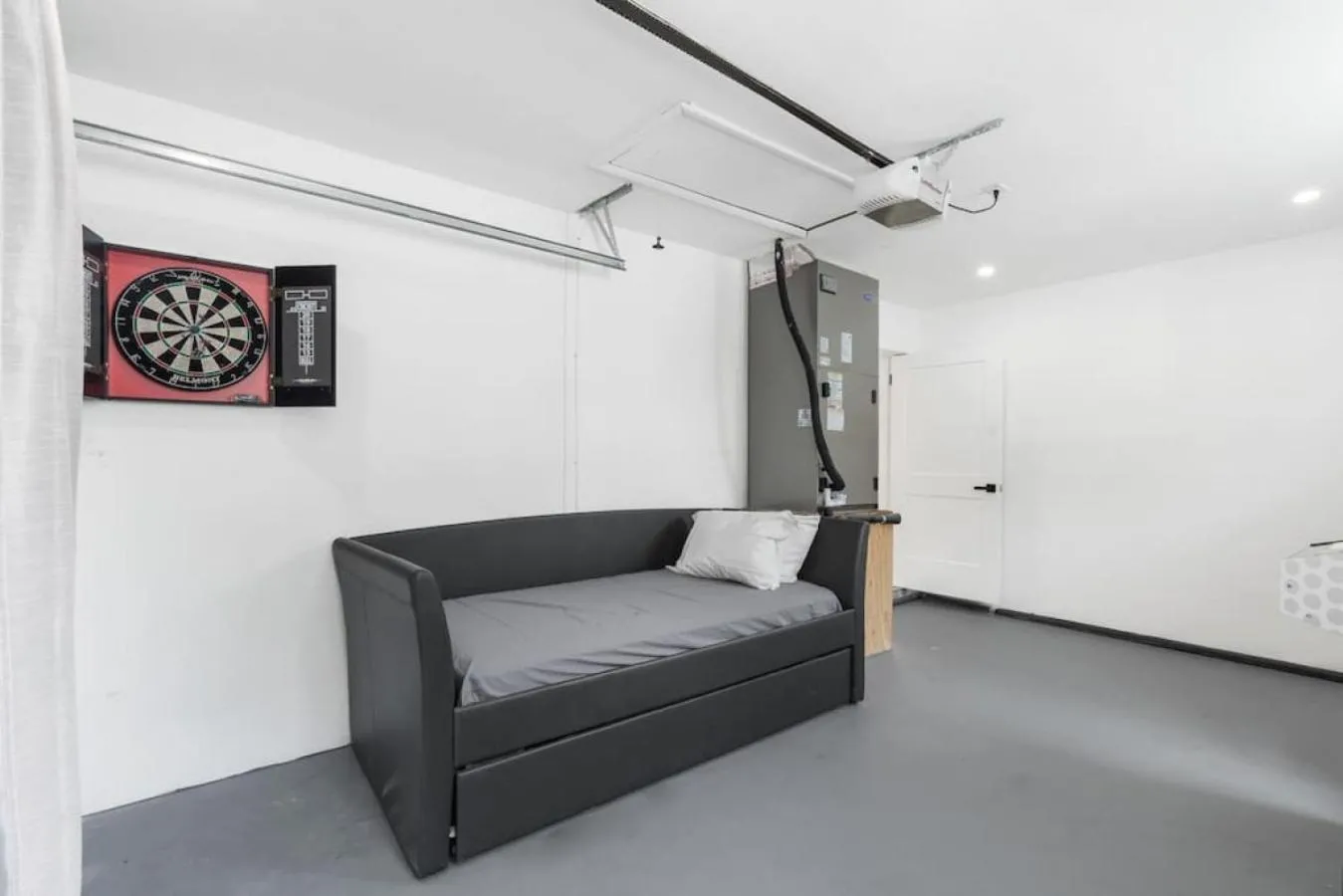 Delilas Chic 3 Bedroom 2 bath Abode with Heated Pool