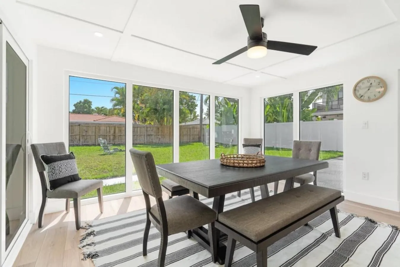 Delilas Chic 3 Bedroom 2 bath Abode with Heated Pool