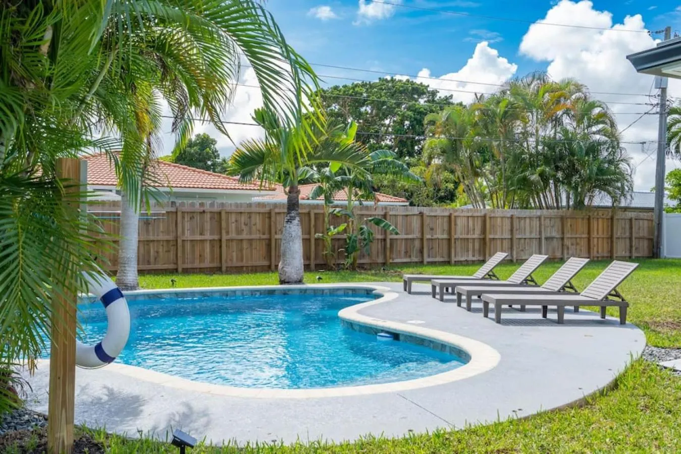 Delilas Chic 3 Bedroom 2 bath Abode with Heated Pool