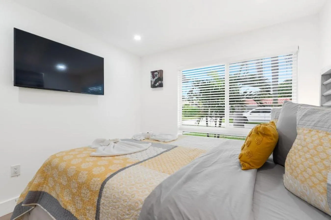 Bed in Delilas Chic 3 Bedroom 2 bath Abode with Heated Pool