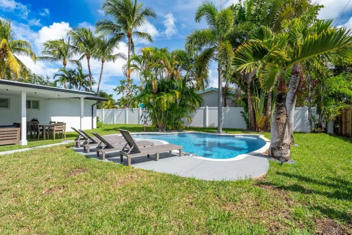 Delilas Chic 3 Bedroom 2 bath Abode with Heated Pool