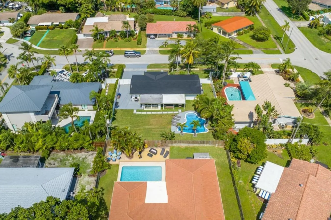 Delilas Chic 3 Bedroom 2 bath Abode with Heated Pool