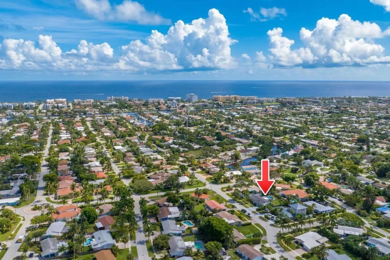 Delilas Chic 3 Bedroom 2 bath Abode with Heated Pool