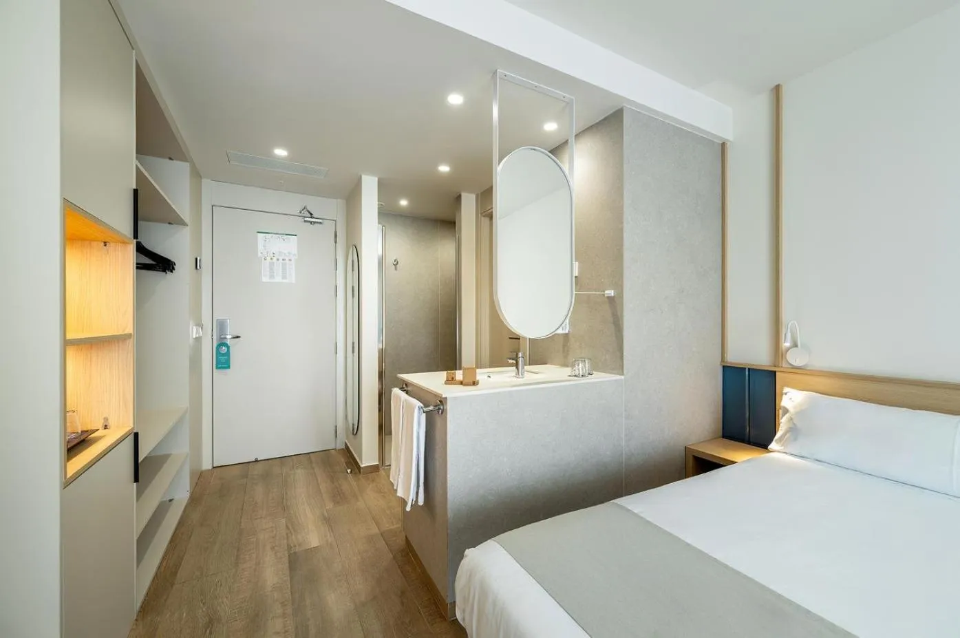 Photo of the whole room, Bed in Port Alicante City & Beach