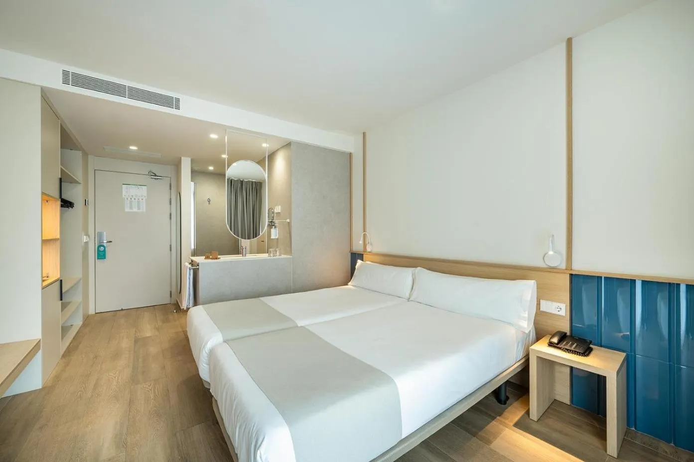 Photo of the whole room, Bed in Port Alicante City & Beach