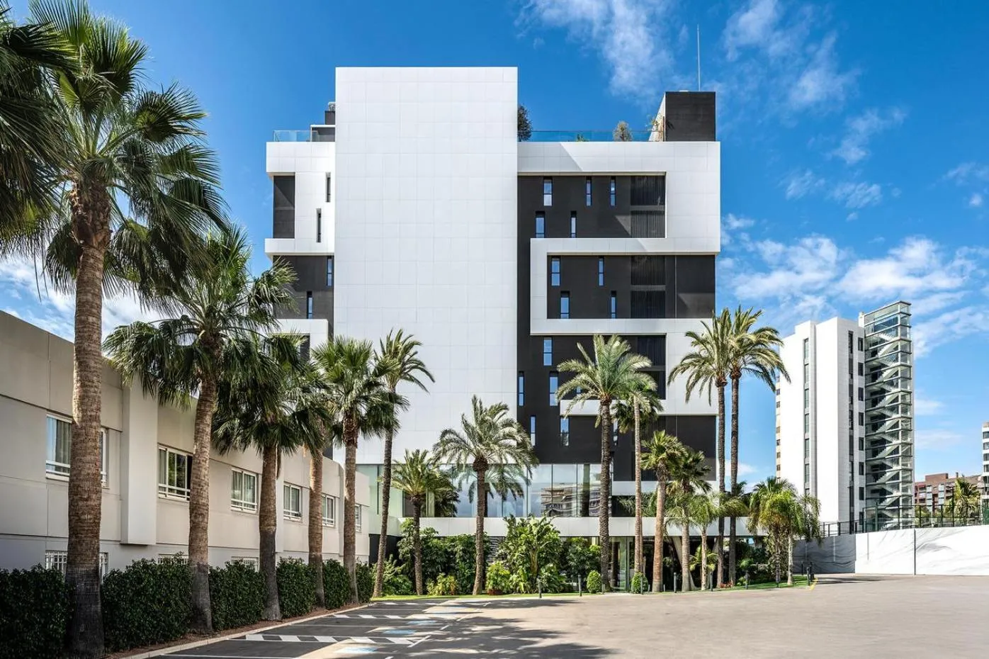 Property building in Port Alicante City & Beach