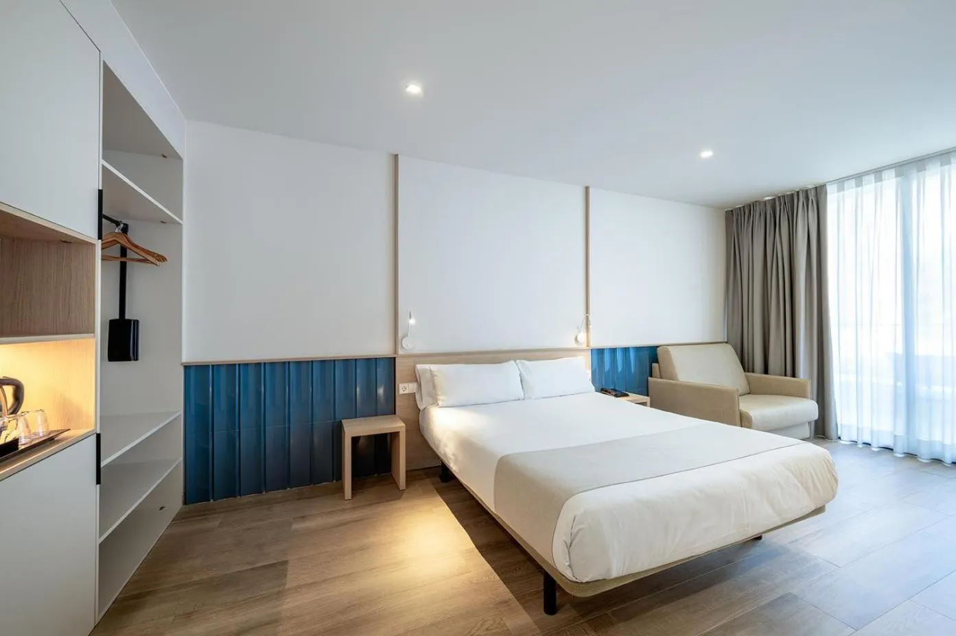 Photo of the whole room, Bed in Port Alicante City & Beach