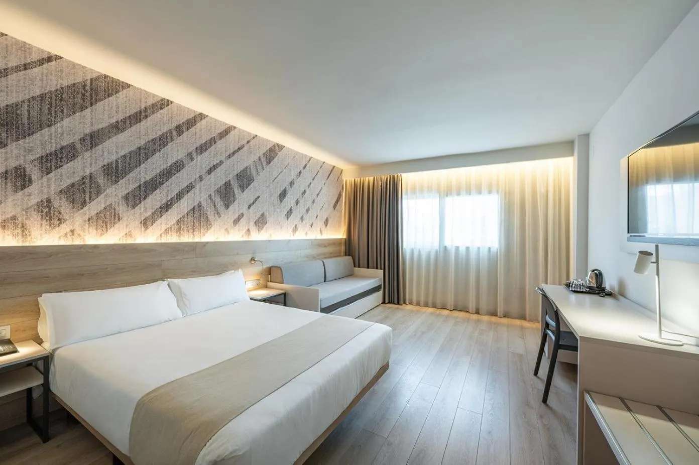 Photo of the whole room, Bed in Port Alicante City & Beach