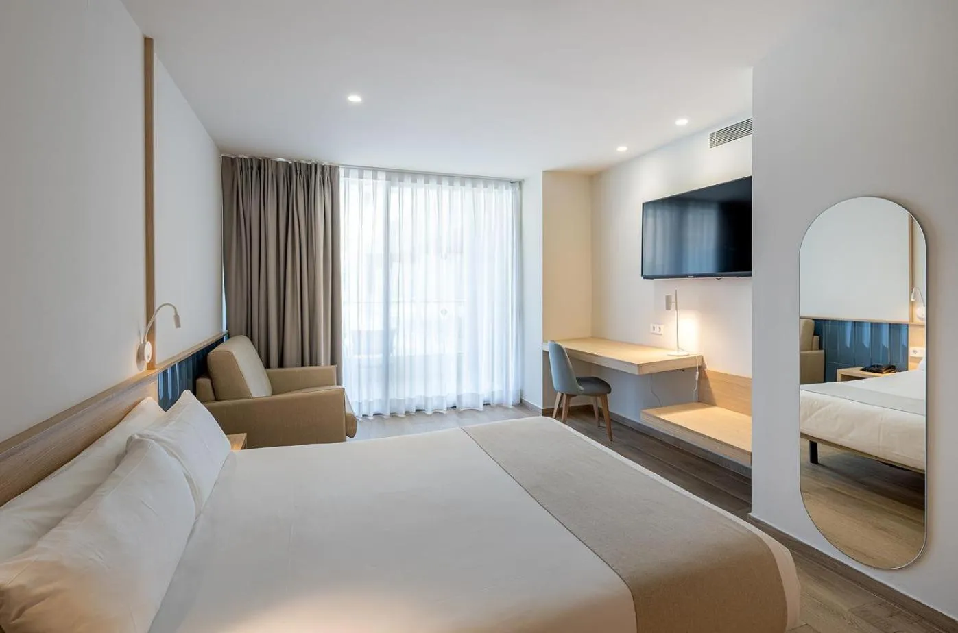 Photo of the whole room, Bed in Port Alicante City & Beach