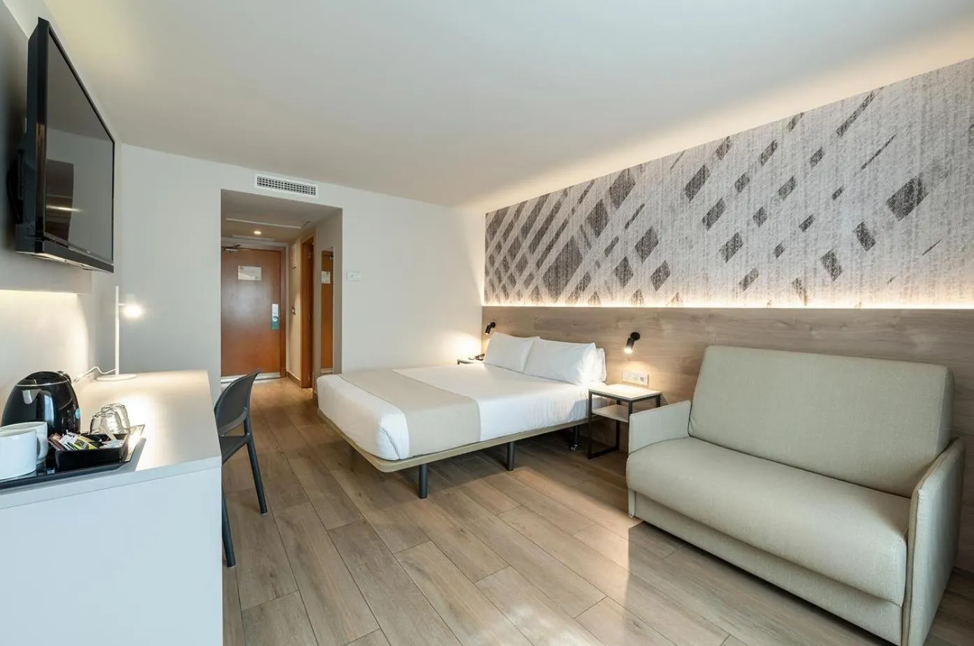 Photo of the whole room, Bed in Port Alicante City & Beach