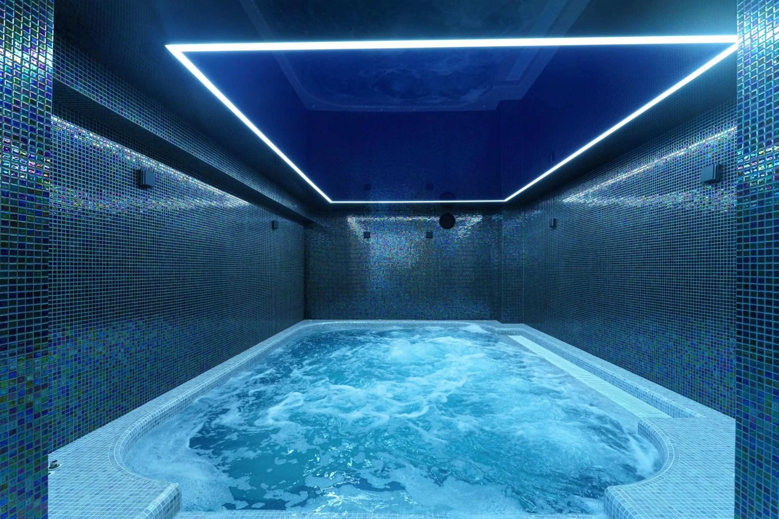 Hot Tub in Hills Resort Hotel