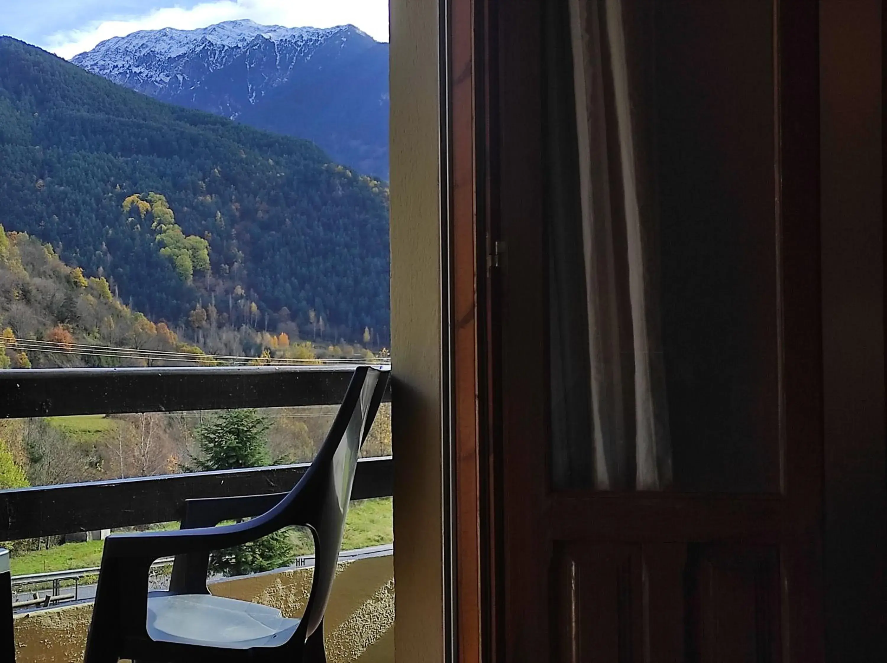 Standard Triple Room with Balcony in SNÖ Hotel Bielsa Standard Triple Room with Balcony in SNÖ Hotel Bielsa