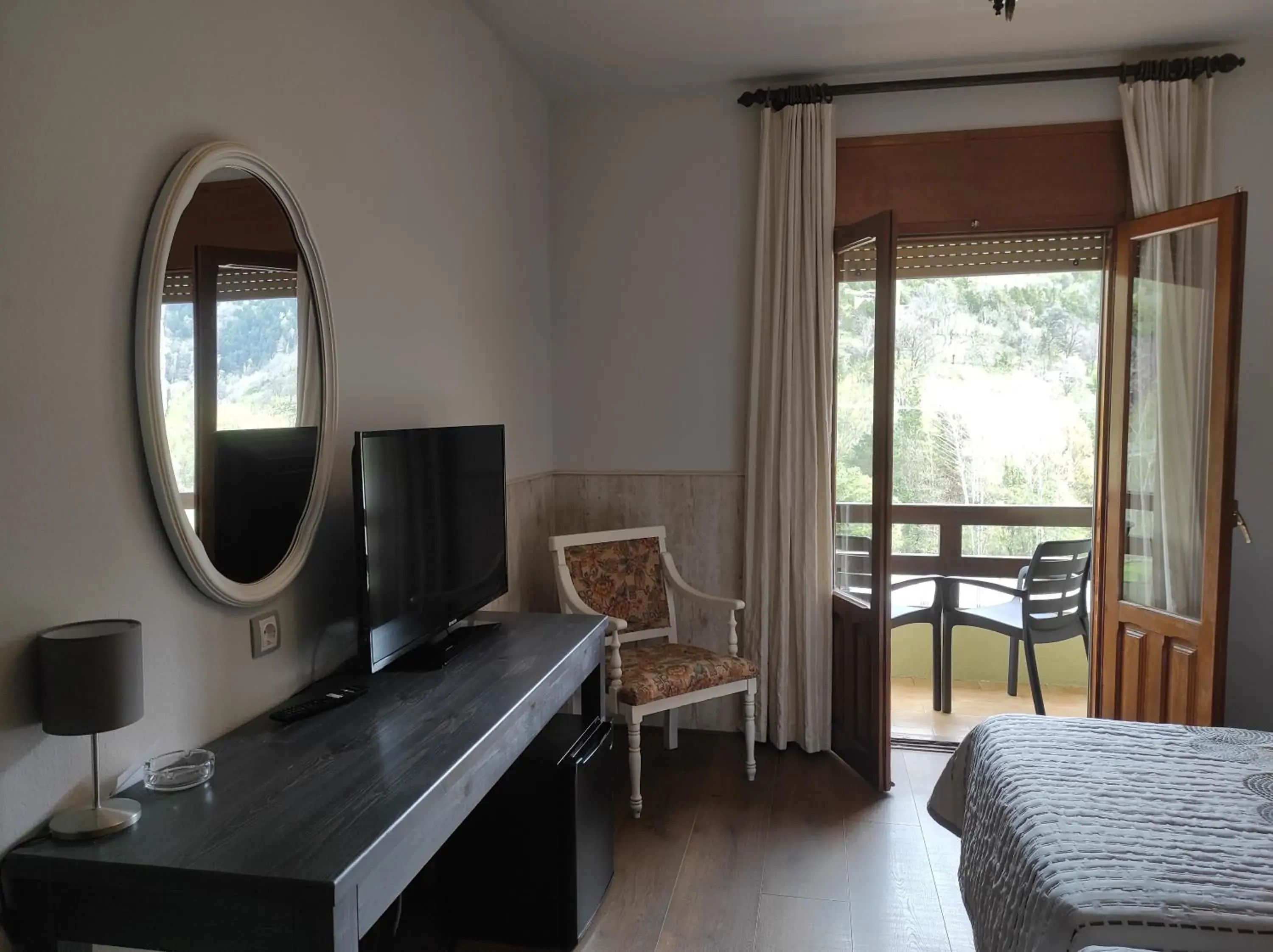 Double or Twin Room with Balcony in Snö Hotel Bielsa Double or Twin Room with Balcony in Snö Hotel Bielsa