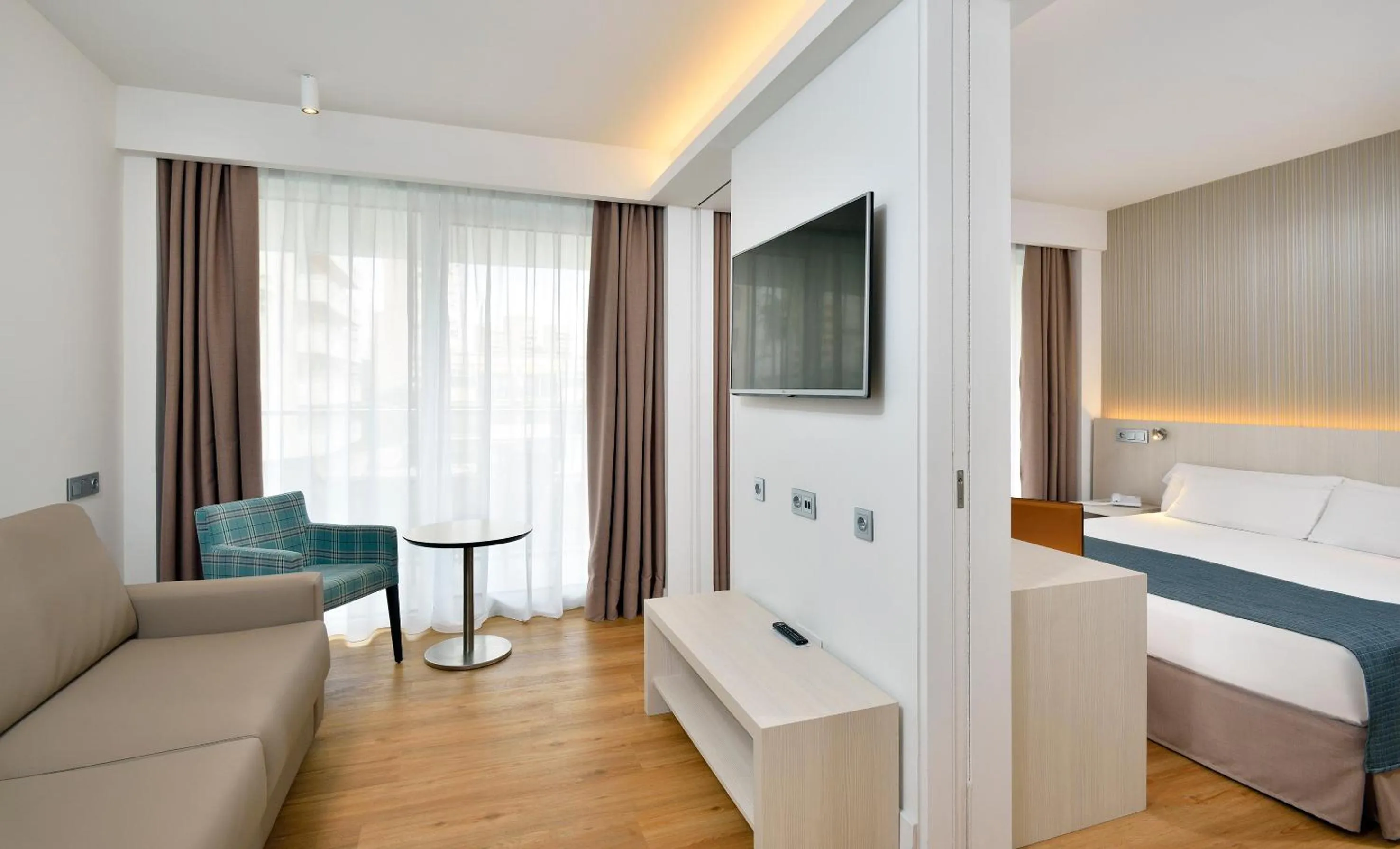 Communal lounge/ TV room, Bed in Sol Torremolinos - Don Pedro