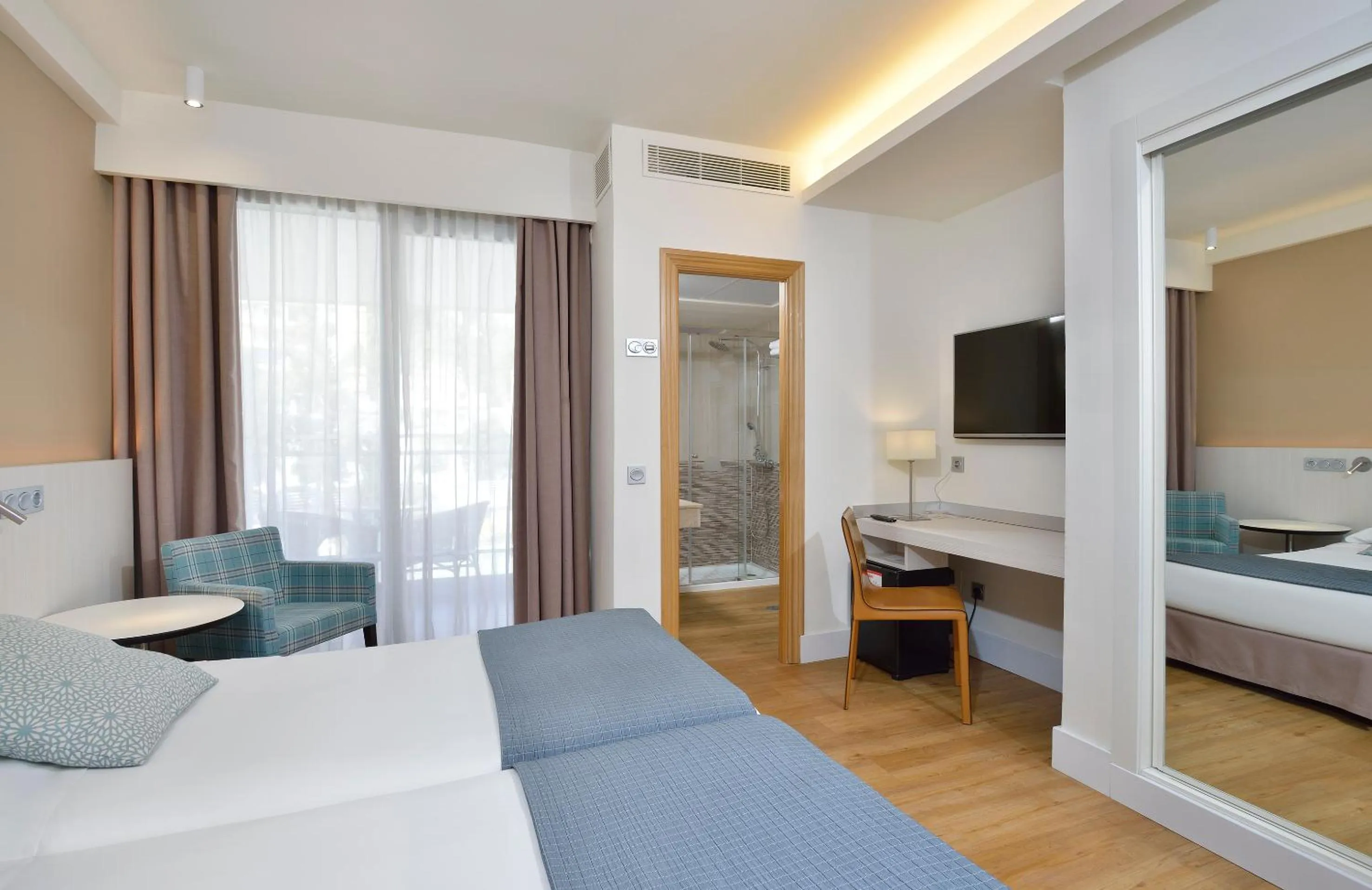 Communal lounge/ TV room, Bed in Sol Torremolinos - Don Pedro
