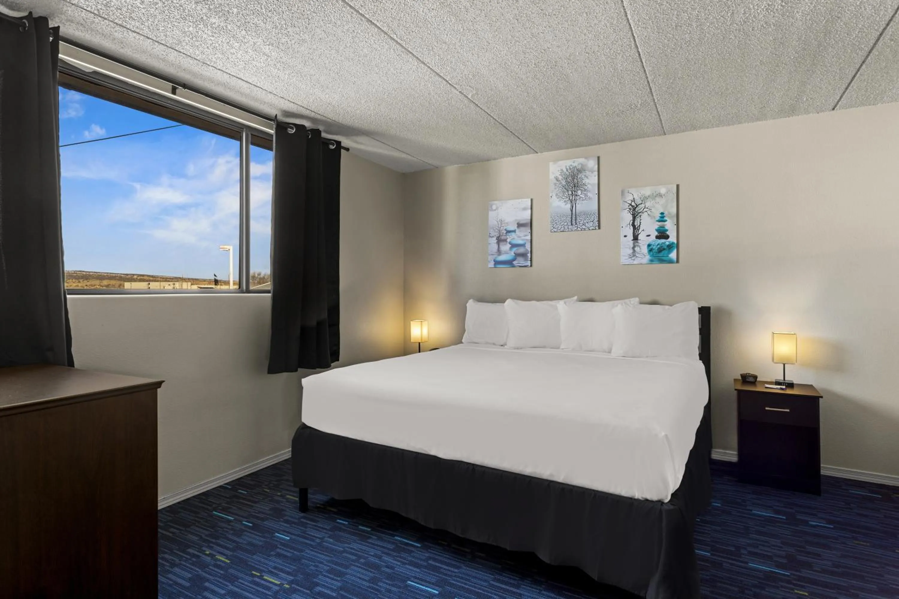 Bed in Americas Best Value Inn Gallup